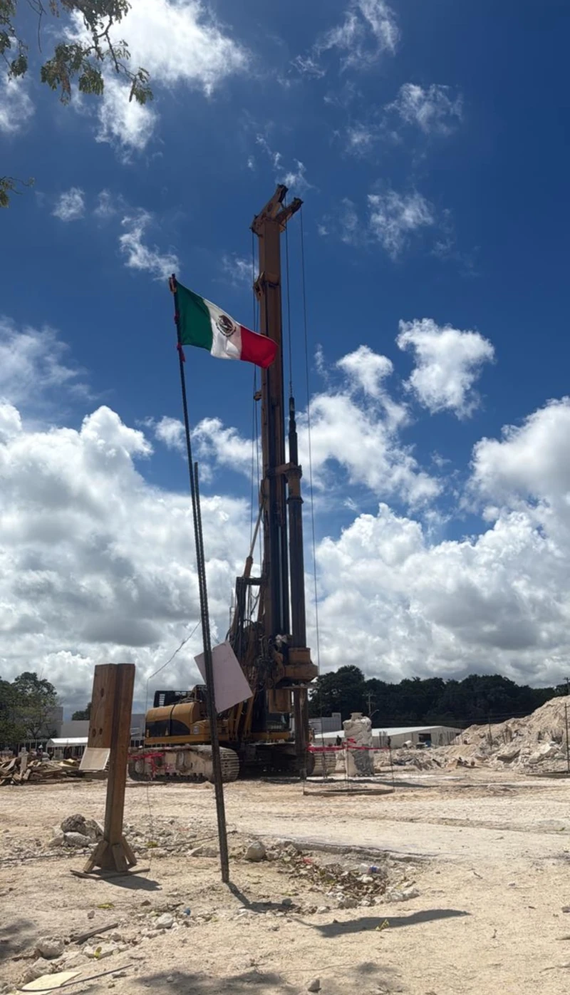 Súper ISSSTE Cancún · perforadora junto a la bandera de México