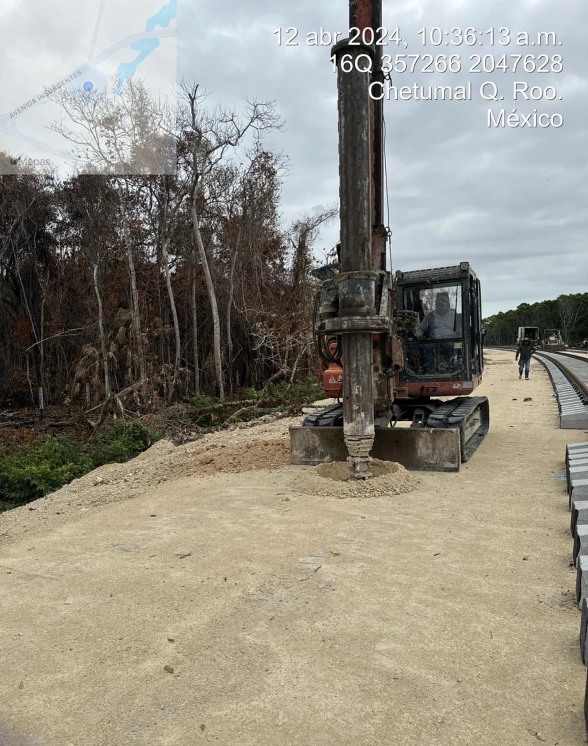 Perforación con equipo sobre orugas para postes de catenaria · Tren Maya